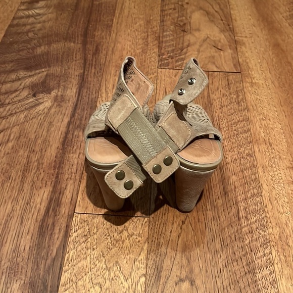 Joie Woman’s Taupe Wedge Heels Size 37.5 - Picture 4 of 6